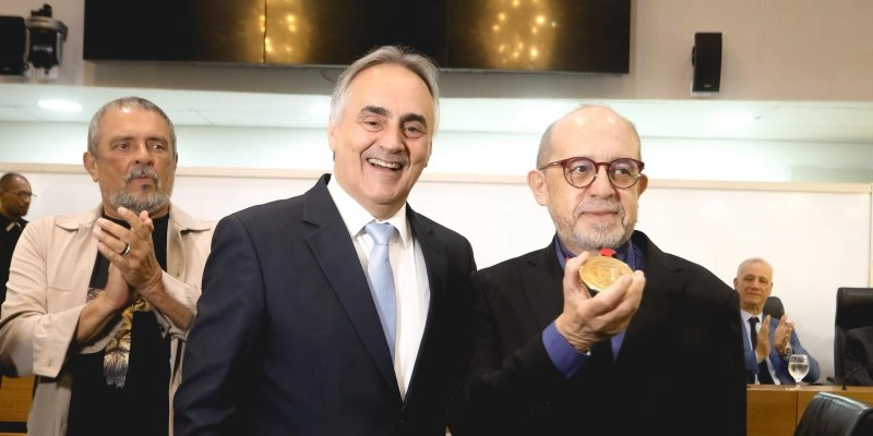 Assembleia Legislativa concede Medalha Epitácio Pessoa ao jornalista Rubens Nóbrega em sessão especial proposta por Luciano Cartaxo