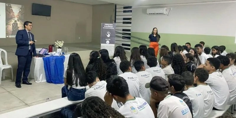 Juiz Ricardo Amorim leva reflexão sobre drogas a estudantes de São José de Piranhas