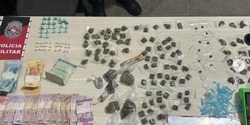 Força policial apreende drogas, dinheiro e celulares em residência usada pelo tráfico, em Cajazeiras