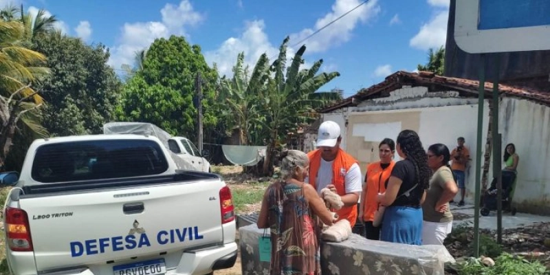 Defesa Civil entrega cestas básicas e colchões às famílias atingidas pela chuva, em João Pessoa