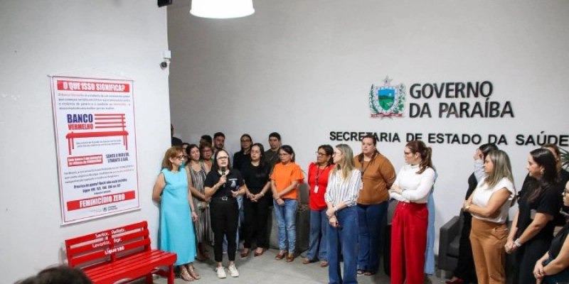 SES instala banco vermelho para alertar sobre feminicídio e promover a conscientização para o fim da violência contra a mulher