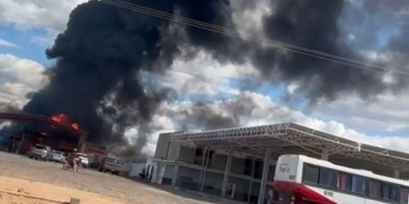 Incêndio atinge borracharia às margens da BR-230 em Sousa neste domingo; Imagens 