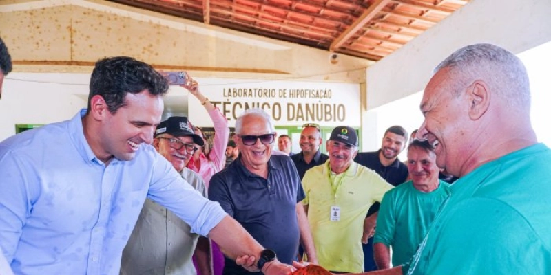 Lucas Ribeiro entrega polos de ração subsidiada em Itaporanga e Princesa Isabel e reforça apoio do Governo ao produtor rural