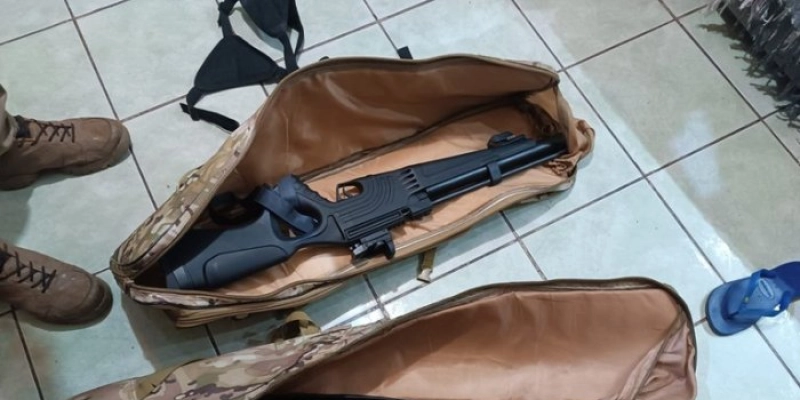 Investigação da Polícia Civil resulta em dez mandados judiciais cumpridos, três homens presos e armas apreendidas