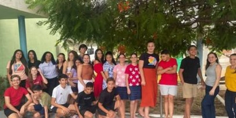 Adolescentes do CRAS de Vieirópolis levam mensagens de conscientização ao desfile cívico