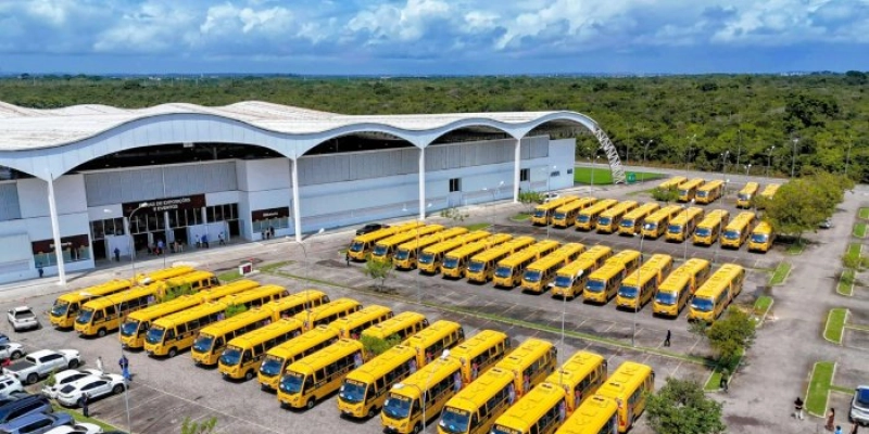 Governador entrega mais 104 ônibus escolares para os municípios e destaca compromisso de garantir transporte seguro aos estudantes