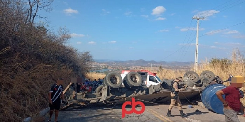 Caminhão capota na Serra de Monte Horebe e motorista fica preso às ferragens