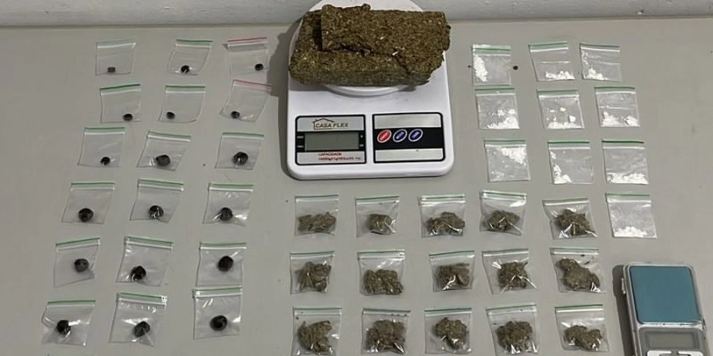 Suspeito é preso com material do tráfico de drogas dentro de uma sacola