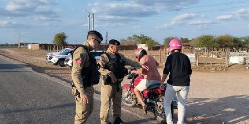 Policiais do 14º BPM realizam abordagens em pontos estratégicos em Sousa
