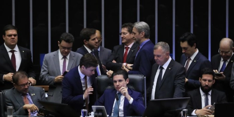 PEC da blindagem é aprovada por deputados e vai ao Senado