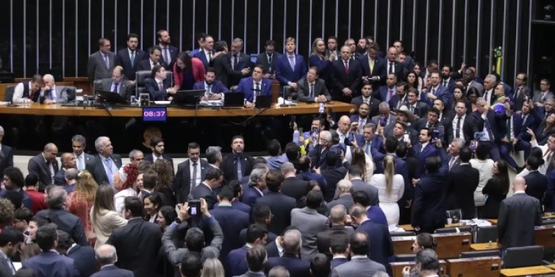 Câmara aprova urgência para projeto de anistia a golpistas