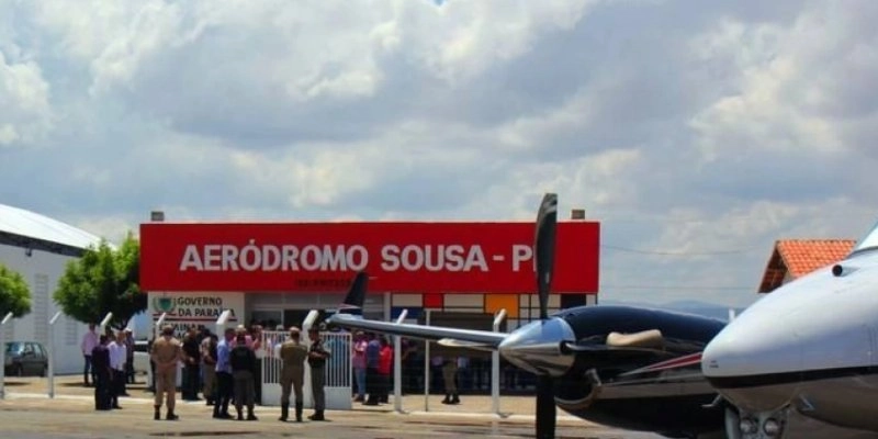Aeronave da Força Aérea chama atenção em Sousa durante treinamento de pilotos