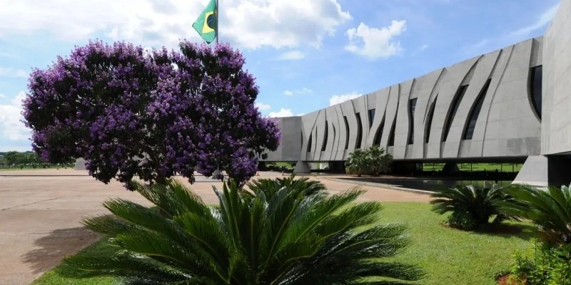 Prefeitos que divulgam obras em redes pessoais com dinheiro público podem responder por improbidade
