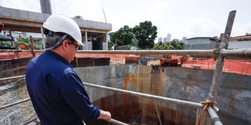 João Azevêdo inspeciona obras de nova estação elevatória de sistema de esgotamento sanitário de João Pessoa 