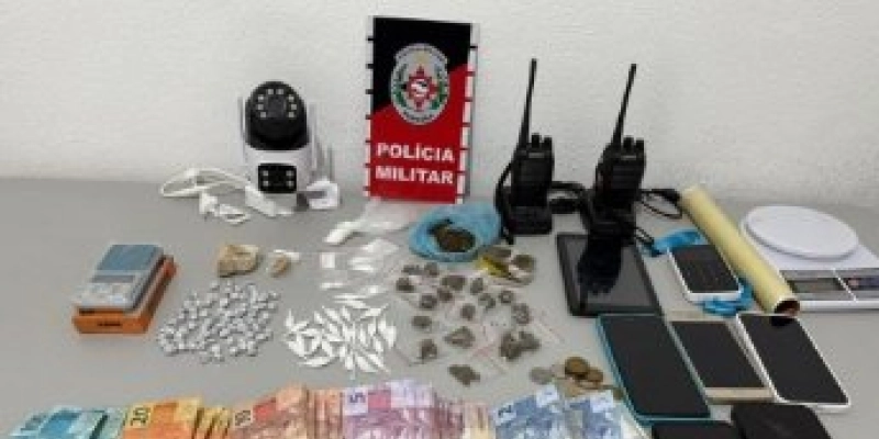 Polícia prende suspeitos e apreende drogas, dinheiro e materiais do tráfico no sertão da PB 