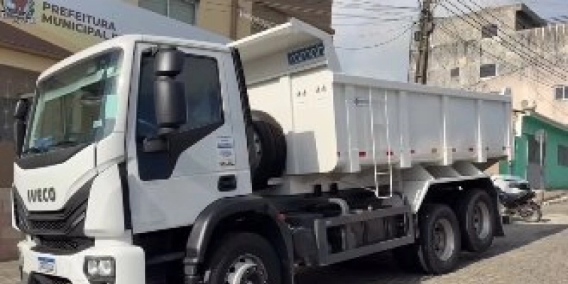 Gervásio Maia entrega nova caçamba ao município de Fagundes
