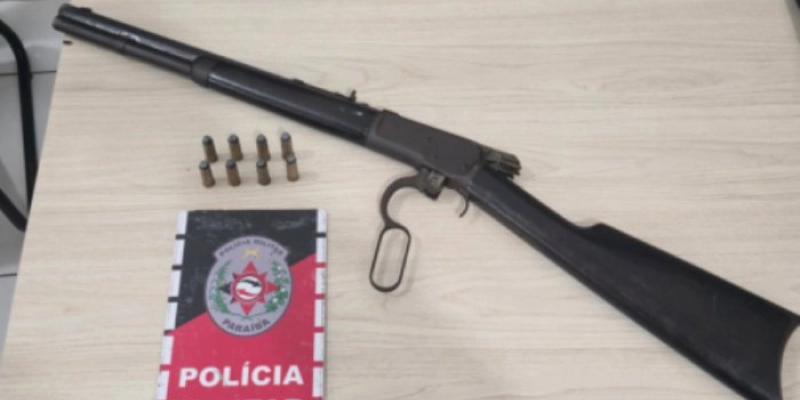 Polícia Militar prende homem com arma de fogo, após ser denunciado por violência doméstica