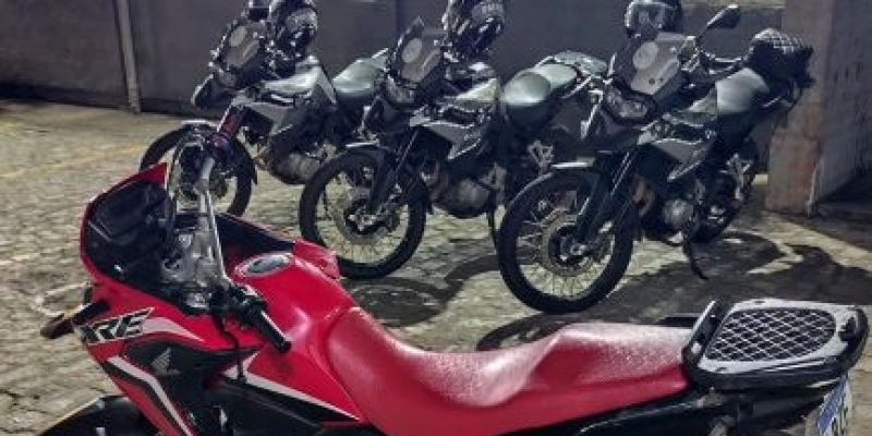 Acusados que já tinham passagem criminal são novamente presos com arma e moto adulterada