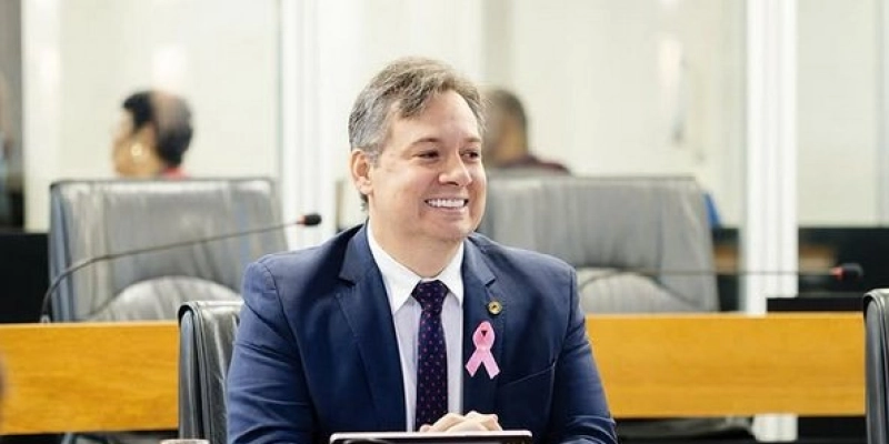 Júnior Araújo alerta sobre prevenção ao câncer de mama durante Outubro Rosa