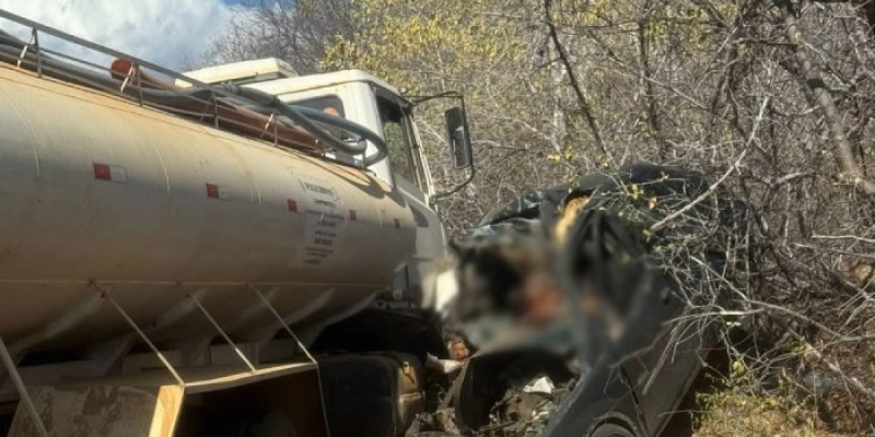 Forte colisão deixa dois mortos e um ferido em estado grave na BR-230, entre Aparecida e Pombal