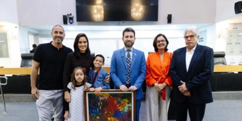 Deputado Michel Henrique concede Medalha da ALPB a Mateus Rosa, menino autista que terá obras expostas no Museu do Louvre