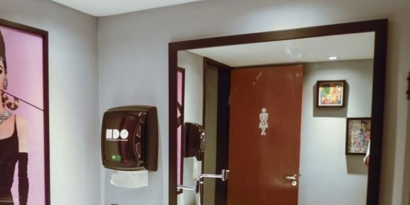 Estabelecimentos comerciais não podem usar imagens degradantes de mulheres em banheiros