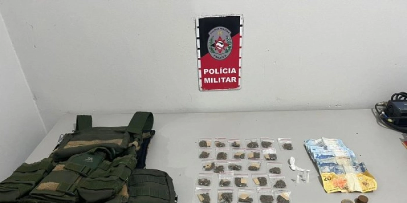 PM apreende drogas e colete balístico em ação de combate ao tráfico