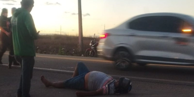 Colisão entre moto e carro deixa popular ferido na Rodovia próximo ao Projeto Mariz, em Sousa