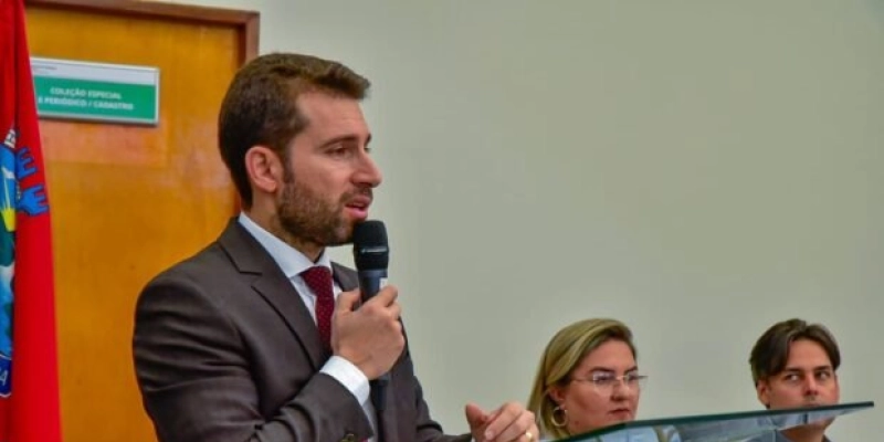 Deputado Michel Henrique lamenta atraso dos salários de servidores municipais em Monteiro e dispara: “Prefeitura está quebrada”