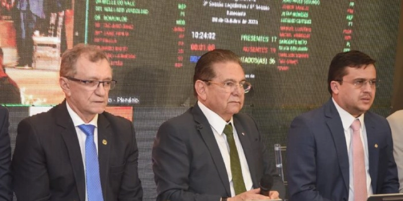 Adriano Galdino apresenta demandas do Sertão ao Governo do Estado em tempo real durante sessão itinerante da ALPB