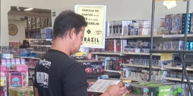 Procon-JP notifica duas lojas durante fiscalização de brinquedos; inspeção já apreendeu mais de 3,3 mil produtos