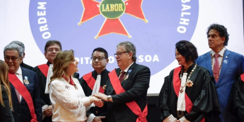 João Azevêdo é homenageado em solenidade do TRT-PB e destaca importância de parcerias com o Tribunal na inclusão dos paraibanos