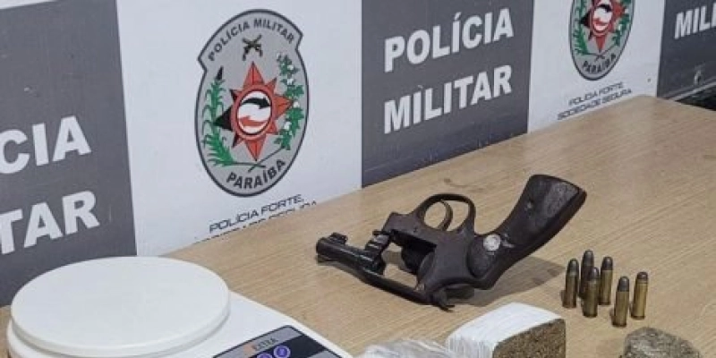 Dupla que já tinha ficha criminal é novamente presa com arma e drogas
