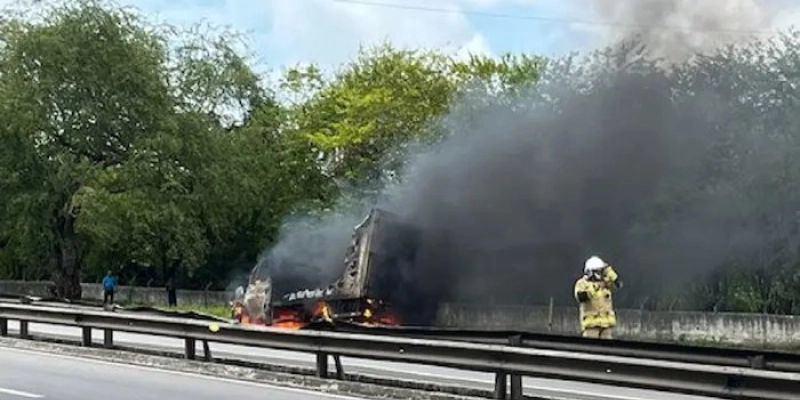 Caminhão pega fogo e interdita trecho da BR-101 em João Pessoa