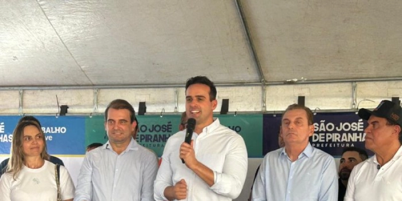 No Sertão, Lucas Ribeiro inaugura creche, polo de ração subsidiada e autoriza novas estradas