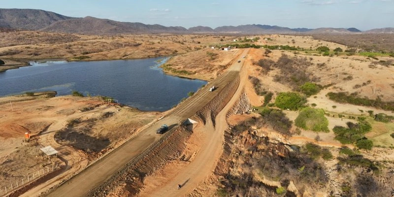 Governo da Paraíba intensifica obras de pavimentação da rodovia que liga Coremas a Aguiar, no Sertão paraibano