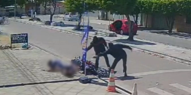 Filha presencia assassinato do próprio pai em porta de escola na Paraíba 