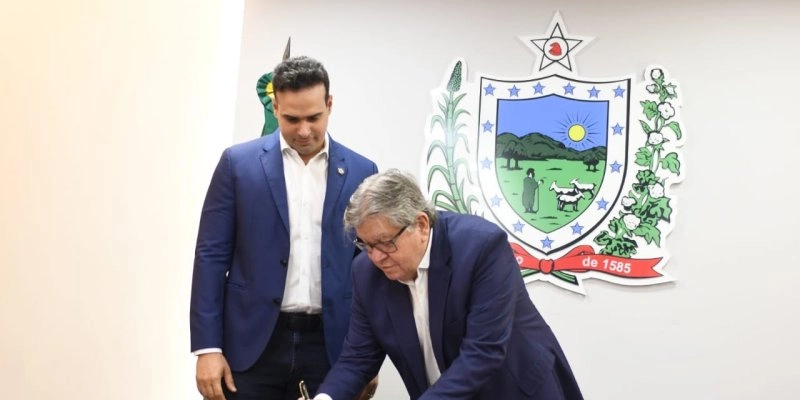 João Azevêdo transmite cargo para vice-governador Lucas Ribeiro