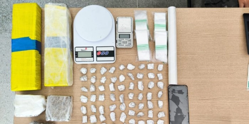 Suspeito de tráfico é preso com um rifle e mais de 4 kg de drogas na Paraíba