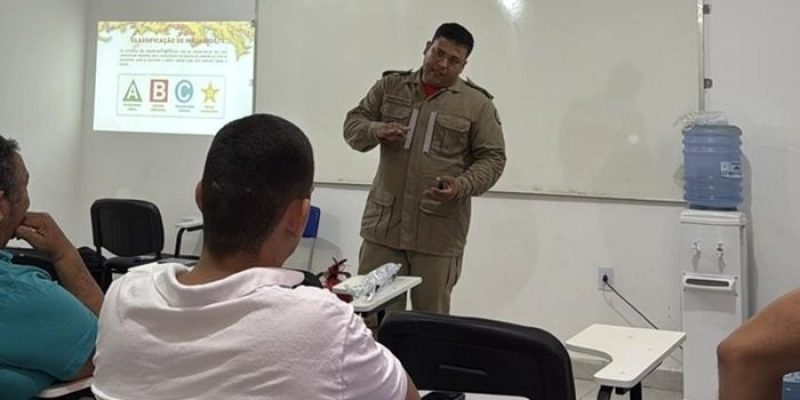 Servidores da Secretaria Municipal de Saúde recebem capacitação teórica e prática sobre uso de extintores e procedimentos de emergência