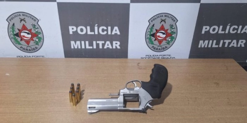 Suspeito arremessa revólver por cima do muro, tenta fugir, mas acaba preso durante cerco em JP