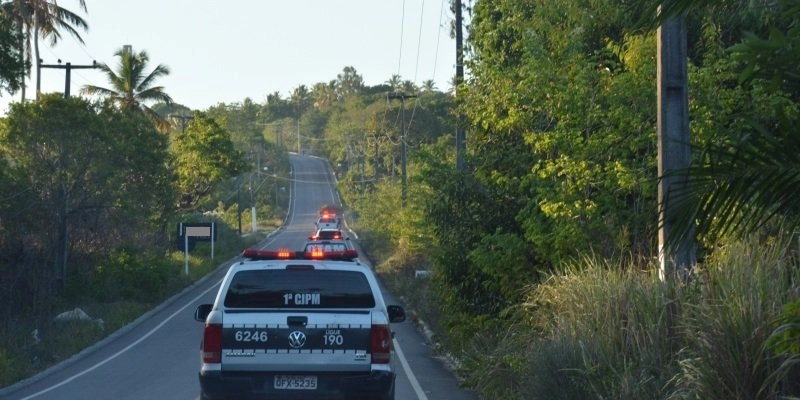 Polícia militar prende mulher viciada em drogas por ameaçar o pai por dinheiro para sustentar o vício