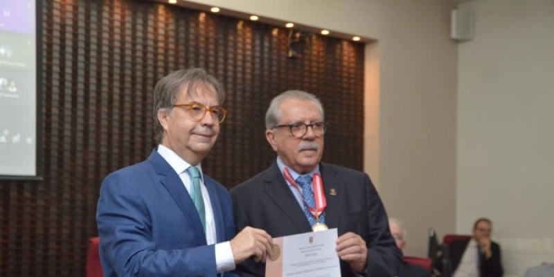 Conselheiro Catão encerra trajetória no TCE-PB com discurso de gratidão e emoção ao receber a Medalha Cunha Pedrosa