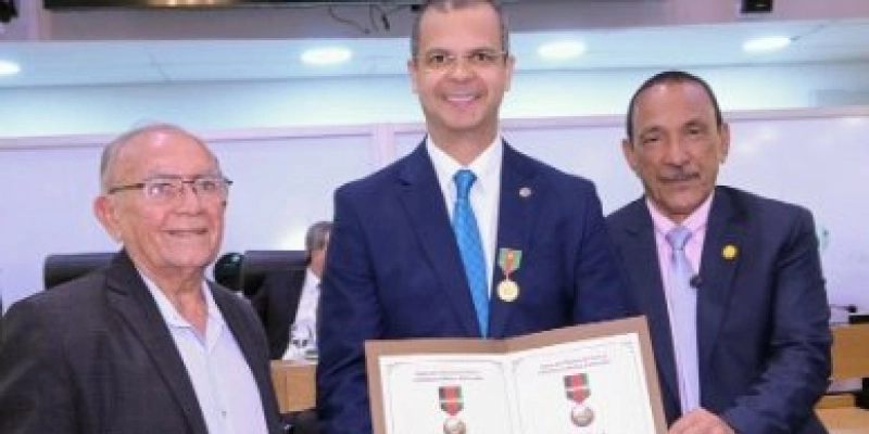 Jutay Meneses é homenageado com Medalha do Mérito Major Clodoaldo Monteiro da Franca
