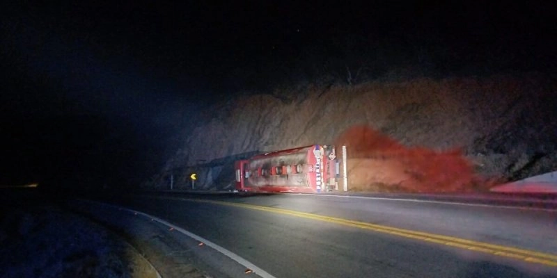 Caminhão-tanque tomba na BR-230, na Serra de Santa Luzia e causa vazamento de combustível