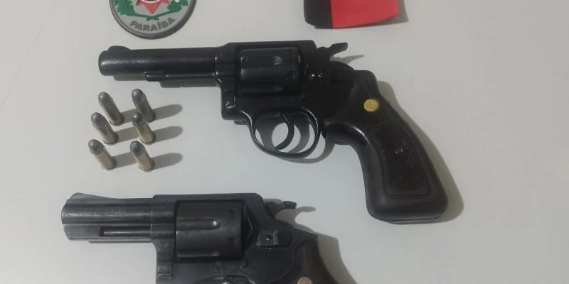 Operação das polícias militares da PB e PE apreende armas e recupera moto roubada
