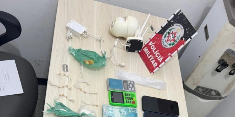 Polícia desarticula ponto de tráfico e apreende drogas em Uiraúna