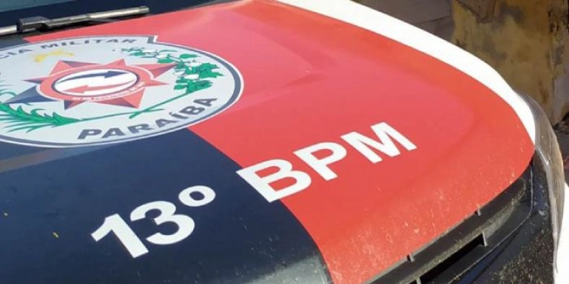 PM controla incêndio, prende agressor e apreende arma de fogo, no Sertão