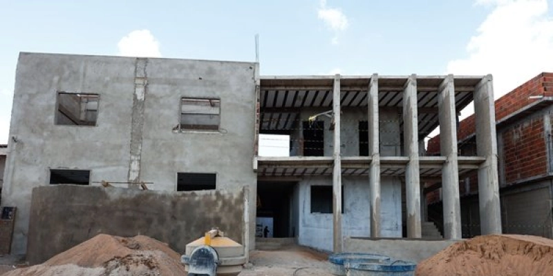 Lucas Ribeiro visita obras em Bernardino Batista e Uiraúna e firma convênio para construção de escola 