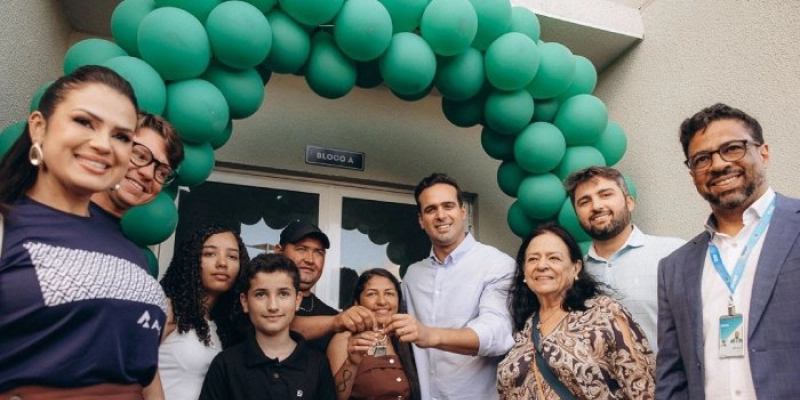 Em Esperança, Lucas Ribeiro entrega unidades habitacionais e inspeciona obra de Centro Especializado em Reabilitação